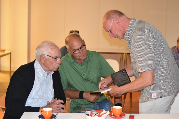 Jan Gerritsen (links) krijgt een eerste exemplaar van de film overhandigd door Wim Lubbers. Foto José Rasing