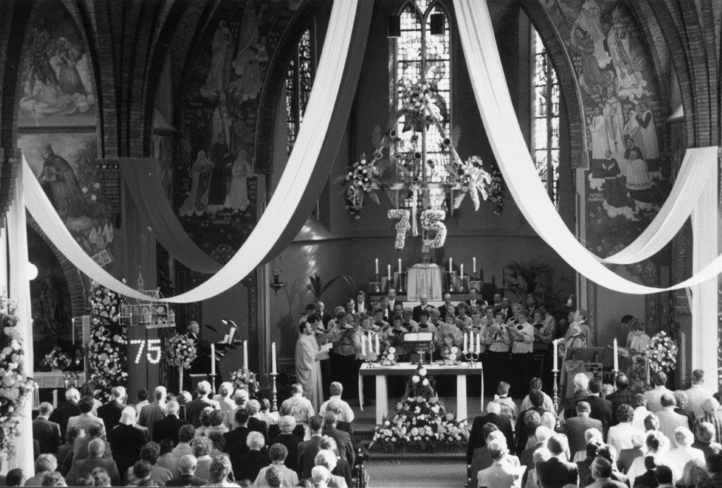 De Antoniuskerk in Nieuw-Dijk tijdens het 75-jarig bestaan.