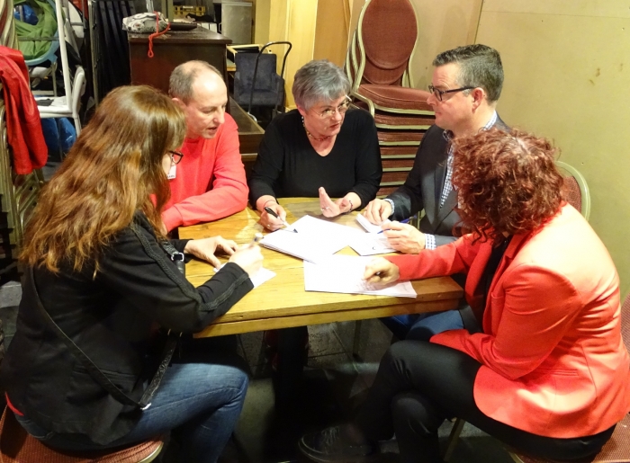 Achter de schermen mochten de partijen het geld verdelen. Hier de PvdA in discussie.